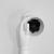 Main de robot tenant des touches de clavier