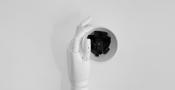 Main de robot tenant des touches de clavier
